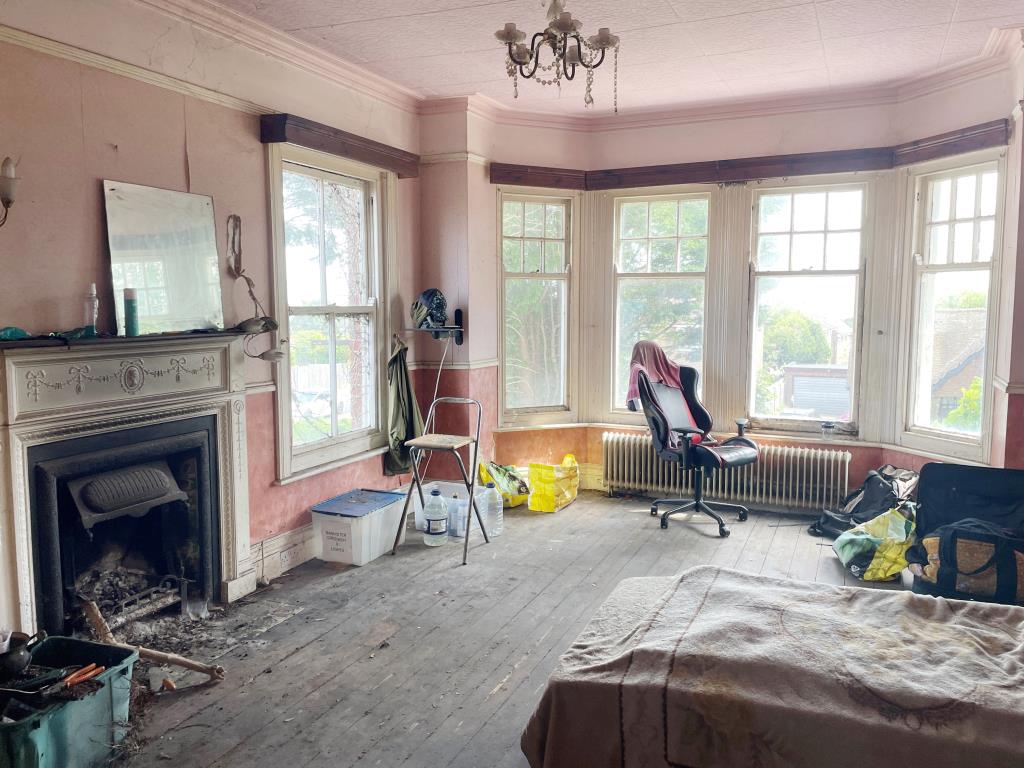 Lot: 76 - DETACHED EIGHT-BEDROOM HOUSE FOR RENOVATION - 